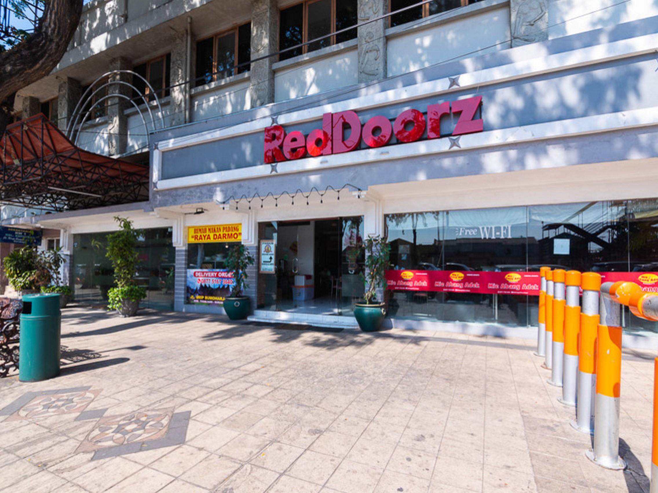 Reddoorz @ Urip Sumoharjo Hotel Surabaya Exterior photo